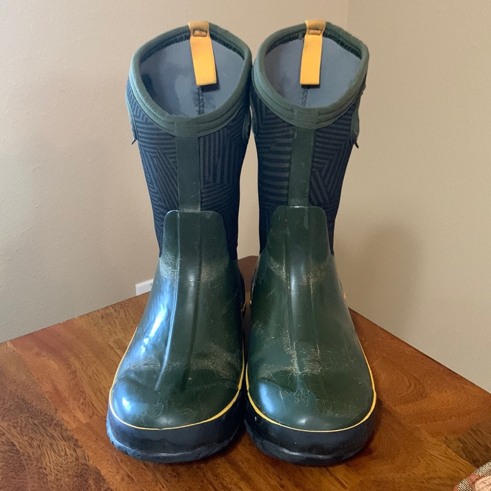 BOGS Kids Waterproof insulated boots Sz 5